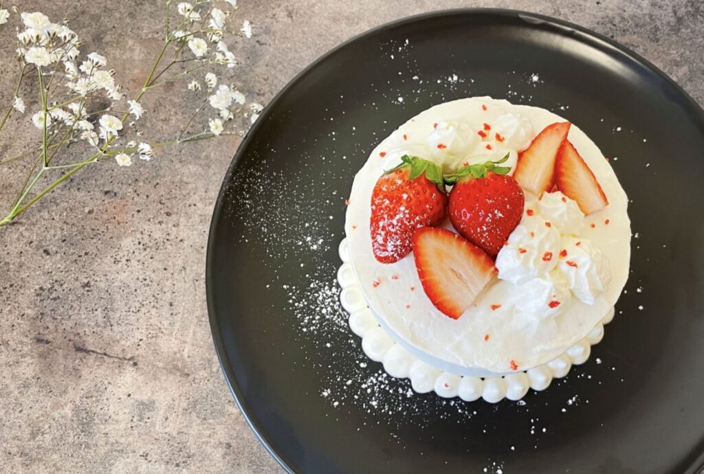 二人の記念日を彩るケーキ:ヨットで叶える貸切プロポーズプラン|瀬戸内の島々が織りなす、世界にひとつだけの舞台で