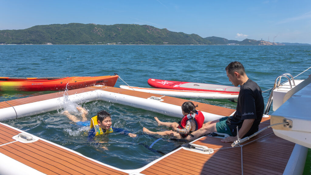 ヨットのそばで楽しめる夏限定の海上プール